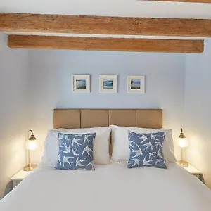 Host & - Amber , Whitby United Kingdom